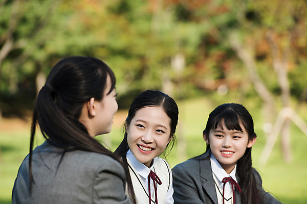 포토 JPG 주간 학생 응시 공원 여학생 여자 교복 중학생 청소년 대화 웃음 사람 앉기 상반신 야외 옆모습 10대 세명 친구 십대라이프스타일 우정 한국인 즐거움 여중생 십대여자만 국내포토 자연요소 라이프스타일 시선 옷 공공시설 감정 뷰포인트 관계 모션 표정 말하기 동양인 여자만 십대만 파일형식