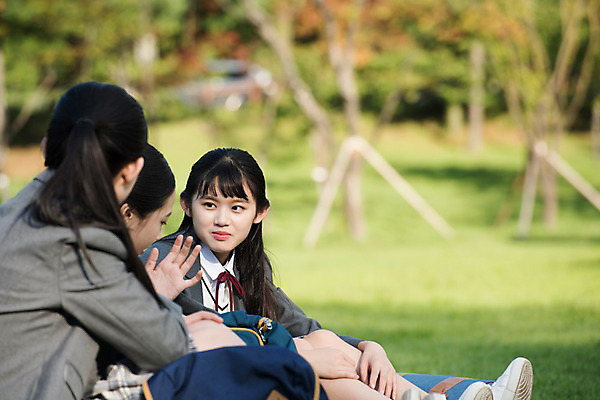 포토 JPG 주간 전신 학생 응시 공원 여학생 여자 교복 중학생 청소년 책가방 대화 미소 사람 앉기 잔디 상반신 야외 옆모습 뒷모습 10대 세명 친구 십대라이프스타일 우정 듣기 한국인 즐거움 여중생 십대여자만 국내포토 자연요소 식물 라이프스타일 시선 옷 공공시설 감정 뷰포인트 가방 관계 모션 표정 말하기 동양인 여자만 십대만 파일형식