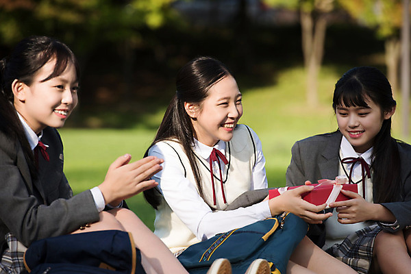 포토 JPG 주간 학생 공원 여학생 여자 교복 중학생 청소년 책가방 기념 선물 웃음 사람 앉기 상반신 야외 옆모습 10대 세명 친구 선물상자 십대라이프스타일 우정 한국인 생일 박수 즐거움 주기 여중생 생일선물 증정 십대여자만 국내포토 자연요소 라이프스타일 옷 공공시설 기념일 감정 뷰포인트 가방 관계 모션 표정 동양인 손짓 상자 여자만 십대만 파일형식