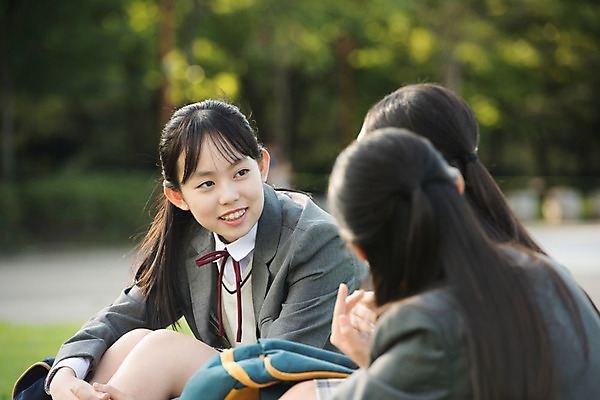 포토 JPG 주간 학생 응시 공원 여학생 여자 교복 중학생 청소년 책가방 대화 미소 사람 앉기 잔디 상반신 야외 옆모습 뒷모습 10대 세명 친구 십대라이프스타일 우정 한국인 즐거움 여중생 십대여자만 국내포토 자연요소 식물 라이프스타일 시선 옷 공공시설 감정 뷰포인트 가방 관계 모션 표정 말하기 동양인 여자만 십대만 파일형식