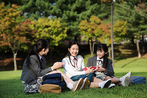포토 JPG 주간 전신 학생 공원 여학생 여자 기념일 교복 중학생 청소년 책가방 선물 미소 사람 앉기 잔디 야외 옆모습 10대 세명 친구 선물상자 십대라이프스타일 우정 한국인 생일 여중생 선물증정 증정 십대여자만 국내포토 자연요소 식물 라이프스타일 옷 공공시설 뷰포인트 가방 관계 모션 표정 동양인 이벤트 상자 여자만 십대만 파일형식