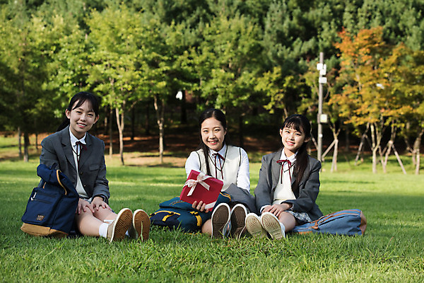 포토 JPG 주간 전신 나무 학생 공원 여학생 여자 행복 교복 중학생 청소년 선물 미소 사람 앉기 잔디 야외 앞모습 10대 세명 친구 선물상자 십대라이프스타일 우정 한국인 생일 여중생 힐링 생일선물 십대여자만 국내포토 자연요소 식물 라이프스타일 옷 공공시설 기념일 감정 뷰포인트 관계 모션 표정 동양인 상자 여자만 십대만 파일형식