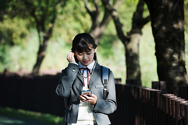 포토 JPG 주간 학생 공원 여학생 여자 행복 교복 이어폰 중학생 청소년 한명 미소 사람 상반신 야외 앞모습 10대 스마트폰 걷기 십대라이프스타일 음악감상 듣기 한국인 여중생 힐링 십대여자한명만 국내포토 자연요소 1 라이프스타일 옷 공공시설 감정 뷰포인트 음향기기 모션 표정 동양인 핸드폰 스마트기기 감상 여자한명만 십대여자만 파일형식