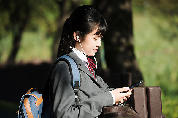 포토 JPG 주간 학생 응시 공원 여학생 여자 행복 교복 이어폰 중학생 청소년 한명 미소 사람 상반신 야외 옆모습 10대 스마트폰 십대라이프스타일 기댐 음악감상 듣기 한국인 집중 여중생 힐링 십대여자한명만 국내포토 자연요소 1 라이프스타일 시선 옷 공공시설 감정 뷰포인트 음향기기 컨셉 모션 표정 동양인 핸드폰 스마트기기 감상 여자한명만 십대여자만 파일형식