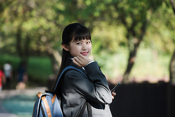 포토 JPG 주간 학생 응시 공원 여학생 여자 행복 교복 이어폰 중학생 청소년 책가방 한명 미소 사람 상반신 야외 옆모습 10대 스마트폰 걷기 십대라이프스타일 음악감상 듣기 한국인 여중생 힐링 십대여자한명만 국내포토 자연요소 1 라이프스타일 시선 옷 공공시설 감정 뷰포인트 음향기기 가방 모션 표정 동양인 핸드폰 스마트기기 감상 여자한명만 십대여자만 파일형식