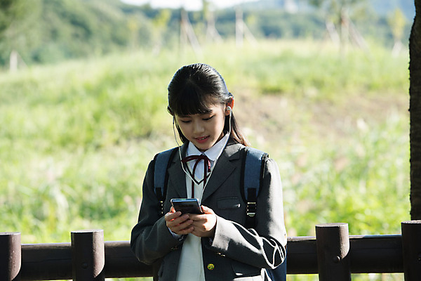 포토 JPG 주간 학생 공원 여학생 여자 행복 교복 음악 이어폰 중학생 청소년 한명 서기 미소 사람 상반신 야외 앞모습 10대 스마트폰 십대라이프스타일 음악감상 듣기 한국인 여중생 힐링 십대여자한명만 국내포토 자연요소 1 라이프스타일 옷 공공시설 감정 뷰포인트 음향기기 모션 문화예술 표정 동양인 핸드폰 스마트기기 감상 여자한명만 십대여자만 파일형식