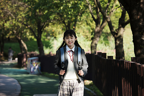 포토 JPG 주간 학생 공원 여학생 여자 행복 교복 중학생 청소년 한명 미소 사람 상반신 야외 앞모습 10대 걷기 십대라이프스타일 한국인 여중생 힐링 십대여자한명만 국내포토 자연요소 1 라이프스타일 옷 공공시설 감정 뷰포인트 모션 표정 동양인 여자한명만 십대여자만 파일형식