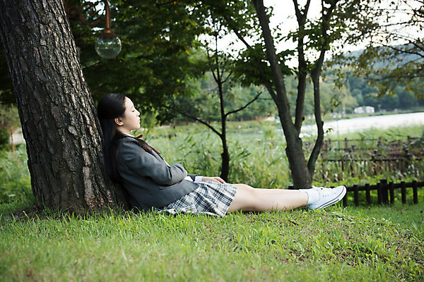 포토 JPG 주간 전신 학생 공원 여학생 여자 행복 교복 생각 중학생 청소년 휴식 한명 사람 앉기 잔디 야외 옆모습 10대 눈감음 십대라이프스타일 기댐 한국인 여중생 힐링 나무기둥 십대여자한명만 국내포토 자연요소 식물 1 라이프스타일 옷 공공시설 감정 뷰포인트 컨셉 모션 동양인 여자한명만 십대여자만 파일형식