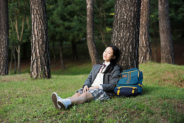 포토 JPG 주간 전신 나무 학생 공원 여학생 여자 행복 교복 생각 중학생 청소년 휴식 책가방 한명 미소 사람 앉기 잔디 야외 앞모습 10대 눈감음 십대라이프스타일 기댐 한국인 여중생 힐링 나무기둥 십대여자한명만 국내포토 자연요소 식물 1 라이프스타일 옷 공공시설 감정 뷰포인트 컨셉 가방 모션 표정 동양인 여자한명만 십대여자만 파일형식