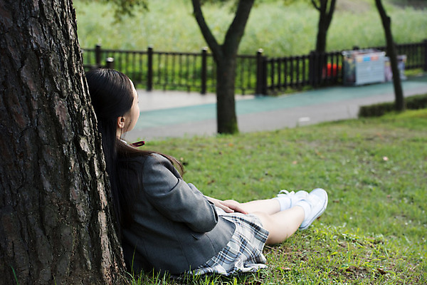 포토 JPG 주간 전신 학생 공원 여학생 여자 행복 교복 생각 중학생 청소년 휴식 한명 사람 앉기 잔디 야외 뒷모습 10대 십대라이프스타일 기댐 한국인 여중생 힐링 나무기둥 십대여자한명만 국내포토 자연요소 식물 1 라이프스타일 옷 공공시설 감정 뷰포인트 컨셉 모션 동양인 여자한명만 십대여자만 파일형식