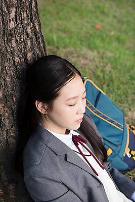 포토 JPG 주간 학생 공원 여학생 여자 행복 교복 생각 중학생 청소년 휴식 책가방 한명 사람 앉기 잔디 상반신 야외 옆모습 10대 십대라이프스타일 기댐 한국인 명상 여중생 힐링 나무기둥 십대여자한명만 국내포토 자연요소 식물 1 라이프스타일 옷 공공시설 감정 뷰포인트 컨셉 가방 모션 동양인 여자한명만 십대여자만 파일형식