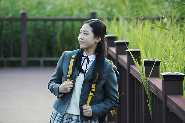 포토 JPG 주간 학생 응시 공원 여학생 여자 행복 중학생 청소년 휴식 한명 서기 미소 사람 상반신 야외 앞모습 10대 십대라이프스타일 산책 한국인 여중생 힐링 십대여자한명만 국내포토 자연요소 1 라이프스타일 시선 공공시설 감정 뷰포인트 컨셉 모션 표정 동양인 여자한명만 십대여자만 파일형식