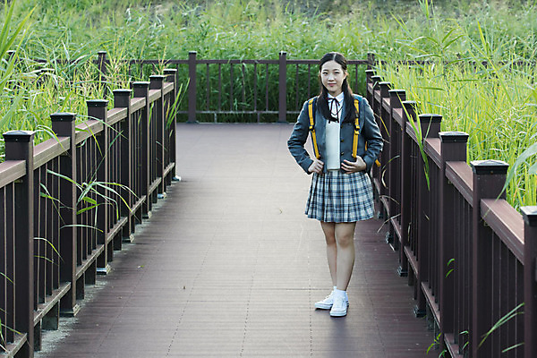 포토 JPG 주간 전신 학생 공원 여학생 여자 행복 교복 중학생 청소년 휴식 한명 서기 미소 사람 야외 앞모습 10대 걷기 십대라이프스타일 산책 산책로 한국인 잡기 여중생 힐링 십대여자한명만 국내포토 자연요소 1 라이프스타일 옷 공공시설 감정 길 뷰포인트 컨셉 모션 표정 동양인 여자한명만 십대여자만 파일형식