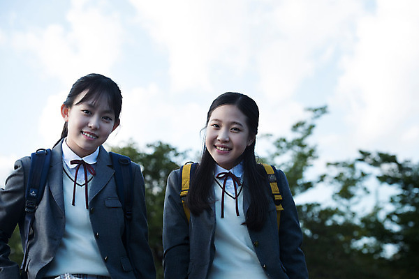 포토 JPG 주간 학생 응시 공원 여학생 여자 행복 교복 중학생 청소년 하늘 미소 사람 앉기 상반신 야외 두명 앞모습 10대 친구 십대라이프스타일 우정 한국인 즐거움 여중생 힐링 수다 십대여자만 국내포토 자연요소 라이프스타일 시선 옷 공공시설 감정 뷰포인트 관계 모션 표정 대화 동양인 여자만 십대만 파일형식