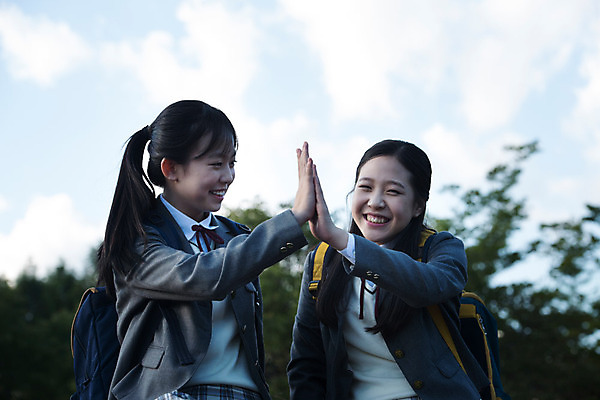 포토 JPG 주간 학생 손 공원 여학생 여자 교복 중학생 청소년 하늘 미소 사람 앉기 상반신 야외 두명 앞모습 10대 친구 십대라이프스타일 우정 한국인 양손 여중생 맞대기 십대여자만 국내포토 자연요소 라이프스타일 옷 공공시설 뷰포인트 관계 모션 표정 동양인 신체부위 여자만 십대만 파일형식