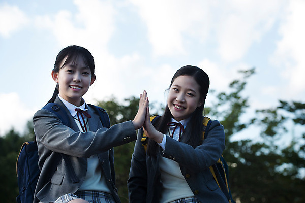 포토 JPG 주간 학생 손 공원 여학생 여자 교복 중학생 청소년 하늘 미소 사람 앉기 상반신 야외 두명 앞모습 10대 친구 십대라이프스타일 우정 한국인 양손 여중생 맞대기 십대여자만 국내포토 자연요소 라이프스타일 옷 공공시설 뷰포인트 관계 모션 표정 동양인 신체부위 여자만 십대만 파일형식