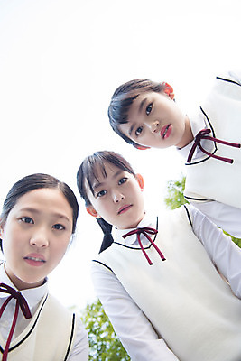 포토 JPG 주간 학생 공원 여학생 여자 로우앵글 중학생 청소년 하늘 미소 사람 손짓 상반신 야외 앞모습 10대 세명 친구 십대라이프스타일 우정 한국인 고민 걱정 호기심 여중생 십대만 십대여자만 국내포토 자연요소 라이프스타일 공공시설 감정 뷰포인트 컨셉 관계 모션 표정 동양인 여자만 파일형식