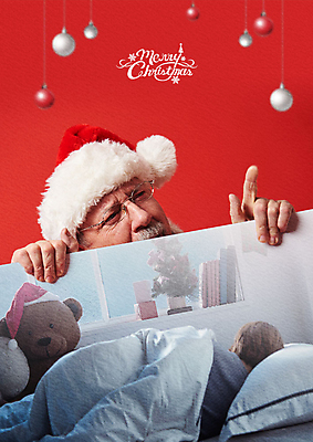 PSD 서양인 외국인 편집이미지 여자 노년 남자 중년 50대 크리스마스장식 크리스마스 산타모자 사람 상반신 20대 성인 두명 앞모습 뒷모습 장식 빨간색 산타클로스 곰인형 한국인 침대 잠 찡그림 오너먼트 이미지편집 모자_잡화 기념일 인형 뷰포인트 컬러 가구 표정 동양인 인종 청년 파일형식