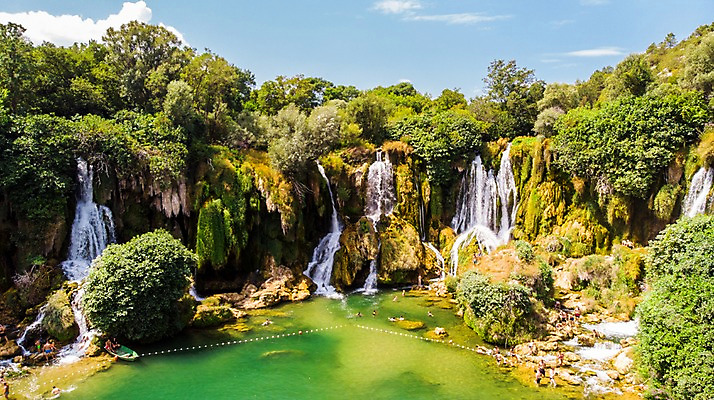 포토 JPG 주간 나무 해외풍경 호수 유럽풍경 자연 국립공원 사람 풍경 여러명 야외 관광지 여행객 폭포 숲 항공촬영 보스니아 크라비카폭포 국내포토 자연요소 식물 해외 공원 유럽 뷰포인트 여행 다수 생태계 파일형식