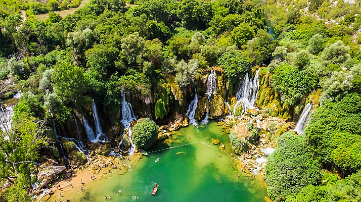 포토 JPG 주간 나무 해외풍경 호수 유럽풍경 자연 국립공원 사람 풍경 여러명 야외 관광지 여행객 폭포 숲 항공촬영 보스니아 크라비카폭포 국내포토 자연요소 식물 해외 공원 유럽 뷰포인트 여행 다수 생태계 파일형식