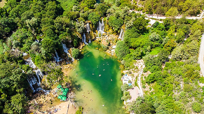 포토 JPG 주간 나무 해외풍경 호수 유럽풍경 자연 국립공원 사람 풍경 여러명 야외 관광지 여행객 폭포 숲 항공촬영 보스니아 크라비카폭포 국내포토 자연요소 식물 해외 공원 유럽 뷰포인트 여행 다수 생태계 파일형식