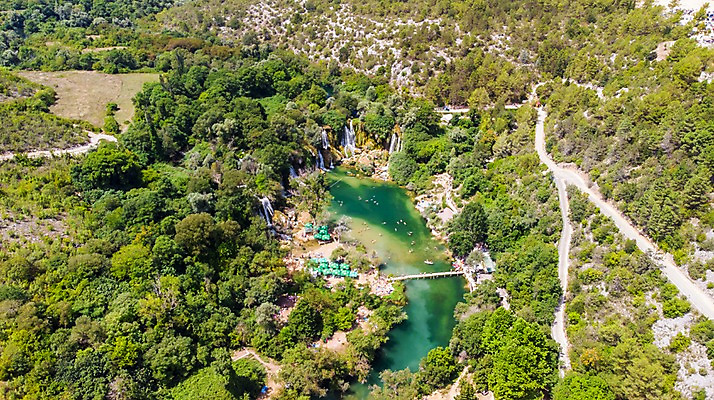 포토 JPG 주간 나무 해외풍경 호수 유럽풍경 자연 국립공원 풍경 사람없음 야외 관광지 숲 항공촬영 보스니아 크라비카폭포 국내포토 자연요소 식물 해외 공원 유럽 뷰포인트 여행 폭포 생태계 파일형식