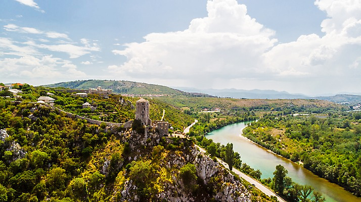 포토 JPG 주간 구름 해외풍경 호수 고건축 유럽풍경 자연 하늘 풍경 사람없음 야외 관광지 성 숲 언덕 고성 항공촬영 보스니아 국내포토 자연요소 해외 건축물 유럽 뷰포인트 여행 생태계 파일형식