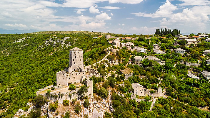 포토 JPG 주간 구름 해외풍경 호수 고건축 유럽풍경 자연 하늘 주택 풍경 사람없음 야외 건물 관광지 숲 언덕 고성 항공촬영 보스니아 국내포토 자연요소 해외 건축물 유럽 뷰포인트 여행 생태계 파일형식