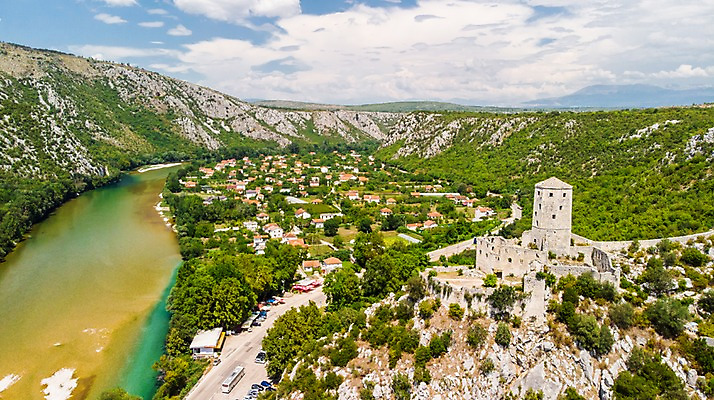 포토 JPG 주간 구름 해외풍경 호수 고건축 유럽풍경 자연 하늘 풍경 사람없음 야외 관광지 마을 언덕 고성 항공촬영 보스니아 국내포토 자연요소 해외 건축물 유럽 뷰포인트 여행 생태계 파일형식