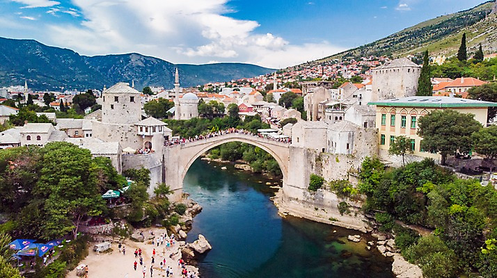 포토 JPG 주간 해외풍경 호수 고건축 유럽풍경 자연 주택 사람 풍경 여러명 야외 건물 관광지 여행객 언덕 항공촬영 보스니아 올드타운 가교 모스타르 국내포토 자연요소 해외 건축물 유럽 뷰포인트 여행 다수 생태계 파일형식