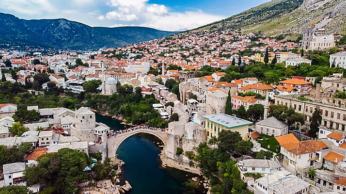 포토 JPG 주간 해외풍경 호수 유럽풍경 자연 주택 풍경 사람없음 야외 건물 관광지 마을 언덕 항공촬영 보스니아 올드타운 가교 모스타르 국내포토 자연요소 해외 건축물 유럽 뷰포인트 여행 생태계 파일형식