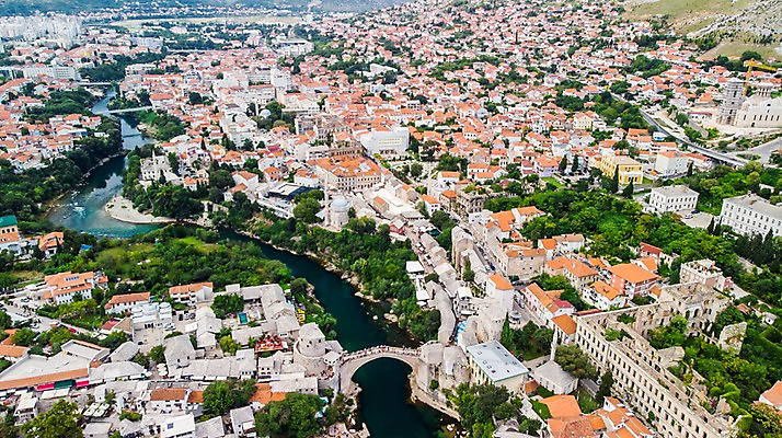 포토 JPG 주간 해외풍경 호수 고건축 유럽풍경 자연 주택 풍경 사람없음 야외 건물 마을 휴양지 항공촬영 보스니아 가교 모스타르 국내포토 자연요소 해외 건축물 유럽 뷰포인트 장소 생태계 파일형식