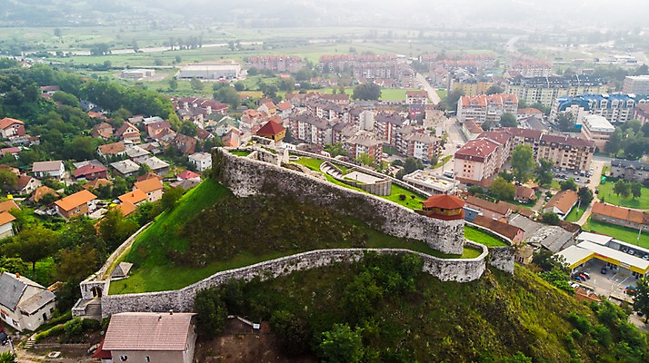 포토 JPG 주간 해외풍경 고건축 유럽풍경 자연 풍경 초원 사람없음 야외 건물 마을 성 언덕 항공촬영 보스니아 도보이 국내포토 자연요소 해외 건축물 유럽 뷰포인트 생태계 파일형식