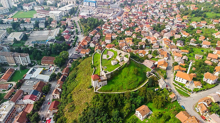 포토 JPG 주간 해외풍경 고건축 유럽풍경 자연 지붕 주택 풍경 초원 사람없음 야외 건물 마을 성 언덕 항공촬영 보스니아 도보이 국내포토 자연요소 해외 건축물 유럽 뷰포인트 생태계 파일형식