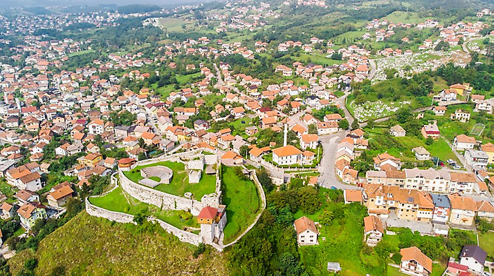 포토 JPG 주간 해외풍경 고건축 유럽풍경 자연 지붕 주택 풍경 초원 사람없음 야외 건물 마을 성 숲 언덕 항공촬영 보스니아 도보이 국내포토 자연요소 해외 건축물 유럽 뷰포인트 생태계 파일형식