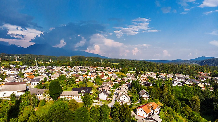 포토 JPG 주간 나무 구름 해외풍경 공원 유럽풍경 자연 하늘 주택 사람없음 야외 건물 마을 역사 숲 항공촬영 슬로베니아 국내포토 자연요소 식물 해외 건축물 공공시설 유럽 뷰포인트 풍경 생태계 파일형식