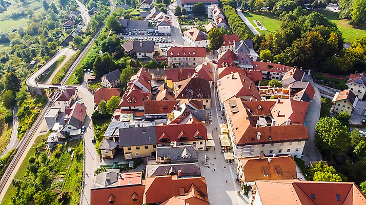 포토 JPG 주간 해외풍경 공원 유럽풍경 자연 지붕 주택 풍경 초원 사람없음 야외 건물 관광지 마을 숲 항공촬영 슬로베니아 국내포토 자연요소 해외 건축물 공공시설 유럽 뷰포인트 여행 생태계 파일형식