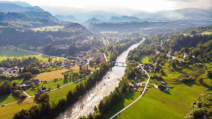 포토 JPG 주간 해외풍경 유럽풍경 자연 산 주택 풍경 사람없음 야외 건물 관광지 강 농경지 마을 숲 언덕 항공촬영 슬로베니아 가교 국내포토 자연요소 해외 건축물 유럽 뷰포인트 여행 농장 생태계 파일형식