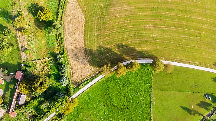 포토 JPG 주간 해외풍경 유럽풍경 자연 주택 논 풍경 사람없음 야외 농경지 마을 항공촬영 슬로베니아 블레드 국내포토 자연요소 해외 유럽 뷰포인트 농업 건물 농장 생태계 파일형식