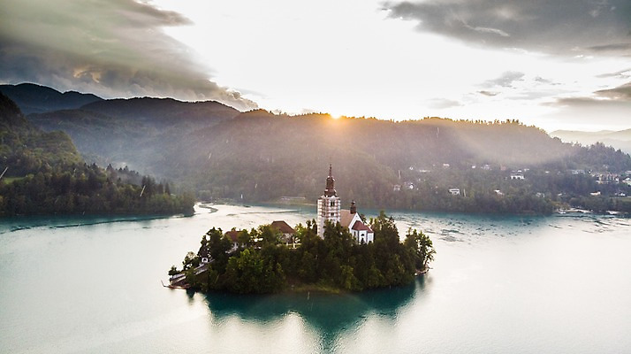 포토 JPG 주간 구름 해외풍경 바다 섬 고건축 유럽풍경 자연 휴가 산 풍경 사람없음 야외 성 숲 언덕 휴양지 항공촬영 슬로베니아 블레드 국내포토 자연요소 해외 건축물 유럽 뷰포인트 장소 생태계 파일형식