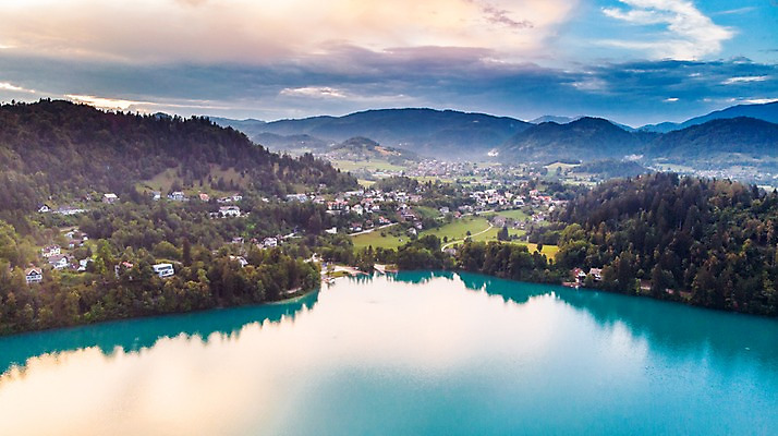 포토 JPG 주간 나무 구름 해외풍경 바다 섬 유럽풍경 자연 하늘 산 주택 풍경 초원 사람없음 야외 건물 마을 숲 휴양지 항공촬영 슬로베니아 블레드 국내포토 자연요소 식물 해외 건축물 유럽 뷰포인트 장소 생태계 파일형식