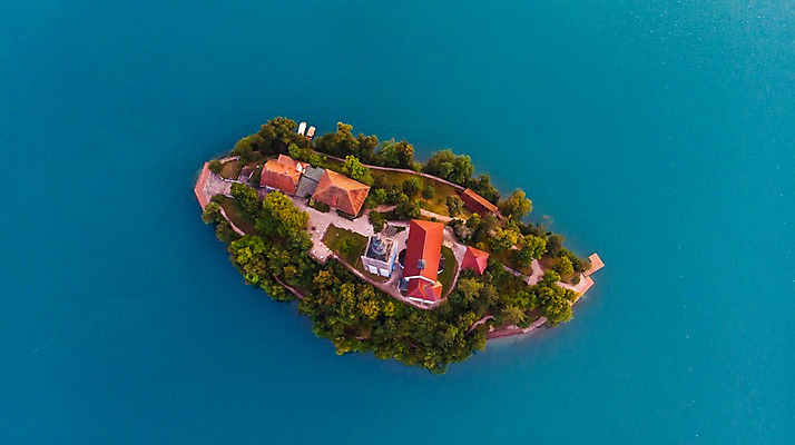 포토 JPG 주간 나무 해외풍경 바다 섬 고건축 유럽풍경 자연 휴가 주택 풍경 사람없음 야외 건물 항공촬영 슬로베니아 블레드 국내포토 자연요소 식물 해외 건축물 유럽 뷰포인트 생태계 파일형식