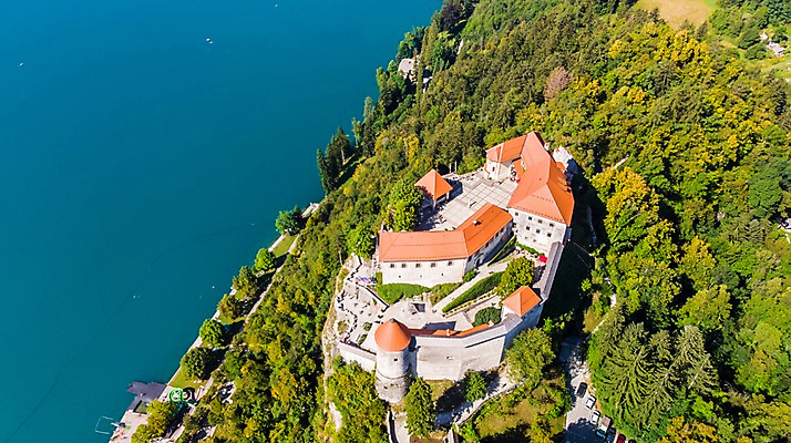 포토 JPG 주간 나무 해외풍경 바다 섬 고건축 유럽풍경 자연 풍경 해변 사람없음 야외 건물 숲 언덕 휴양지 고성 항공촬영 슬로베니아 블레드 국내포토 자연요소 식물 해외 건축물 유럽 뷰포인트 장소 생태계 파일형식