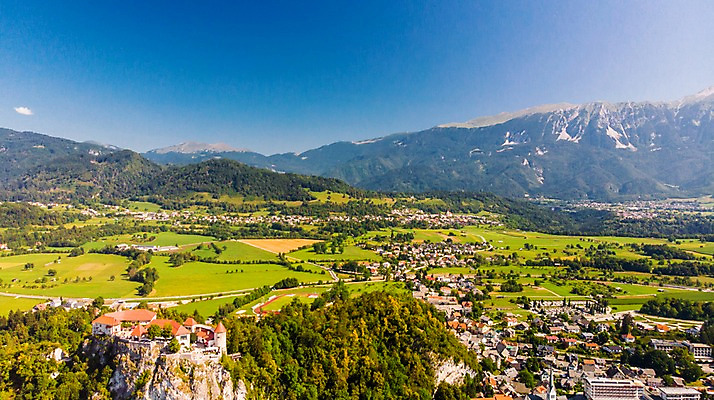 포토 JPG 주간 해외풍경 유럽 섬 고건축 유럽풍경 자연 주택 풍경 사람없음 야외 건물 농경지 마을 역사 숲 언덕 휴양지 고성 항공촬영 슬로베니아 평야 블레드 국내포토 자연요소 해외 건축물 나라 뷰포인트 농장 장소 생태계 파일형식