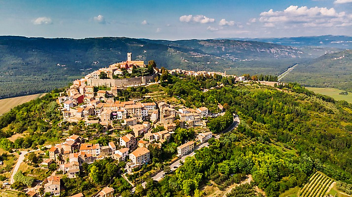포토 JPG 주간 구름 해외풍경 고건축 유럽풍경 자연 하늘 산 주택 사람없음 야외 건물 관광지 마을 숲 언덕 크로아티아 고성 항공촬영 평야 모토분 국내포토 자연요소 해외 건축물 유럽 뷰포인트 여행 풍경 생태계 파일형식