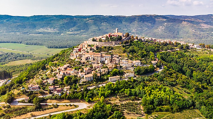 포토 JPG 주간 나무 해외풍경 유럽 고건축 유럽풍경 자연 산 주택 풍경 사람없음 야외 건물 마을 역사 숲 언덕 크로아티아 고성 항공촬영 모토분 국내포토 자연요소 식물 해외 건축물 나라 뷰포인트 생태계 파일형식