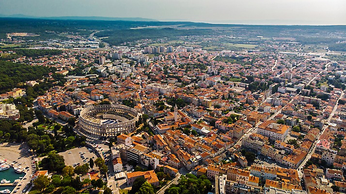 포토 JPG 주간 해외풍경 고건축 유럽풍경 자연 주택 풍경 사람없음 야외 건물 마을 경기장 크로아티아 항공촬영 풀라 국내포토 자연요소 해외 건축물 유럽 뷰포인트 스포츠시설 생태계 파일형식