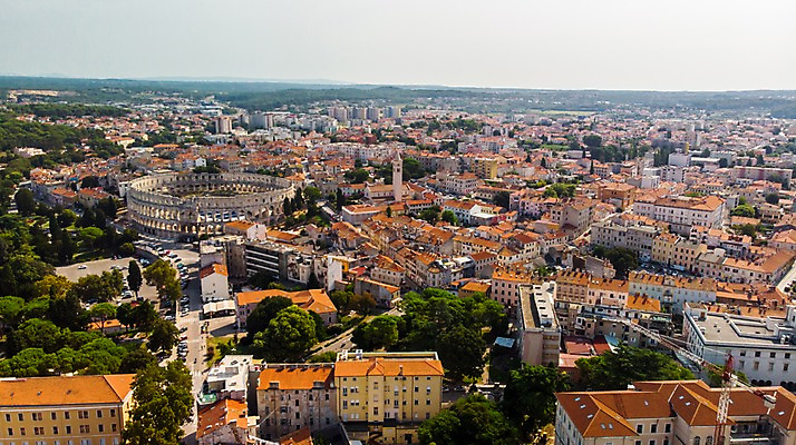 포토 JPG 주간 나무 해외풍경 바다 유럽풍경 자연 지붕 주택 풍경 사람없음 야외 건물 마을 크로아티아 항공촬영 풀라 국내포토 자연요소 식물 해외 건축물 유럽 뷰포인트 생태계 파일형식