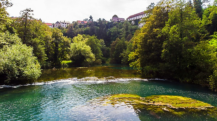 포토 JPG 주간 나무 해외풍경 바다 유럽풍경 자연 주택 풍경 사람없음 야외 건물 마을 크로아티아 항공촬영 코라나강 슬룬 국내포토 자연요소 식물 해외 건축물 유럽 뷰포인트 강 생태계 파일형식