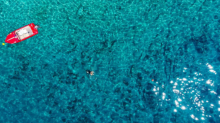 포토 JPG 주간 해외풍경 바다 요트 유럽풍경 자연 한명 사람 풍경 성인 야외 수상스포츠 투명 정박 크로아티아 항공촬영 파그섬 국내포토 자연요소 1 해외 유럽 스포츠 뷰포인트 섬 배_교통 생태계 파일형식